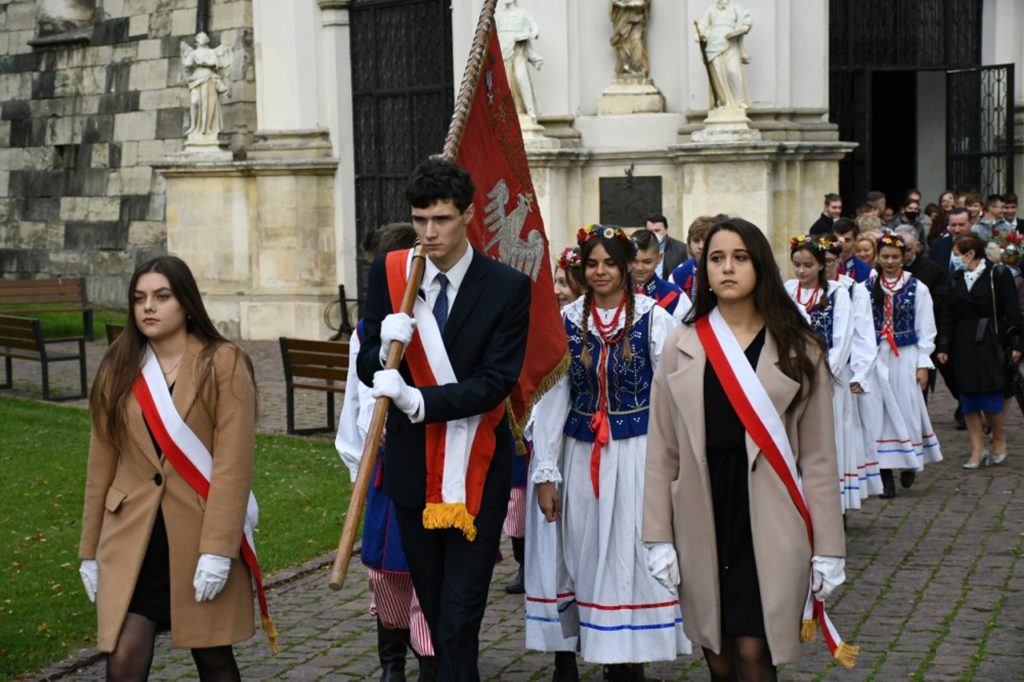 Przemarsz z kościoła do szkoły