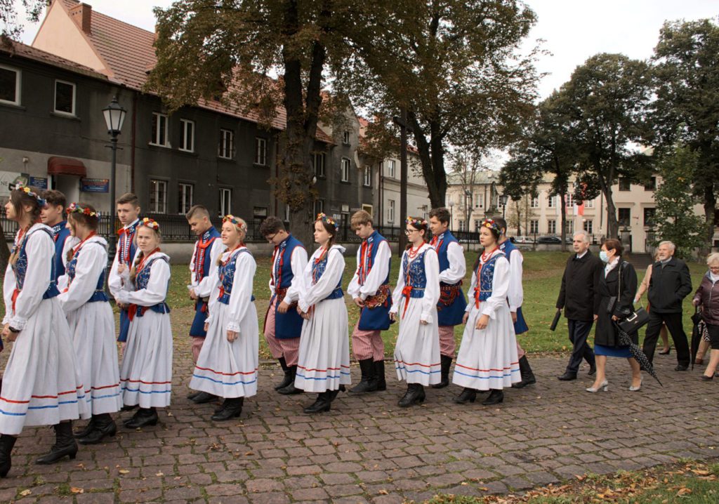 Przemarsz z kościoła do szkoły