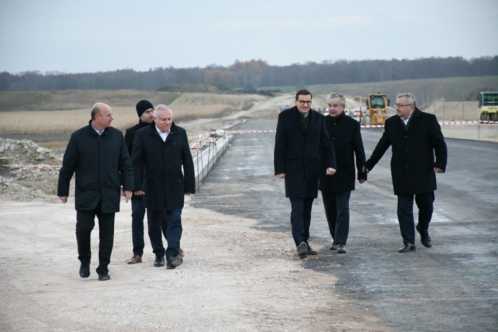 Premier Mateusz Morawiecki i Minister Andrzej Adamczyk na budowie trasy S7