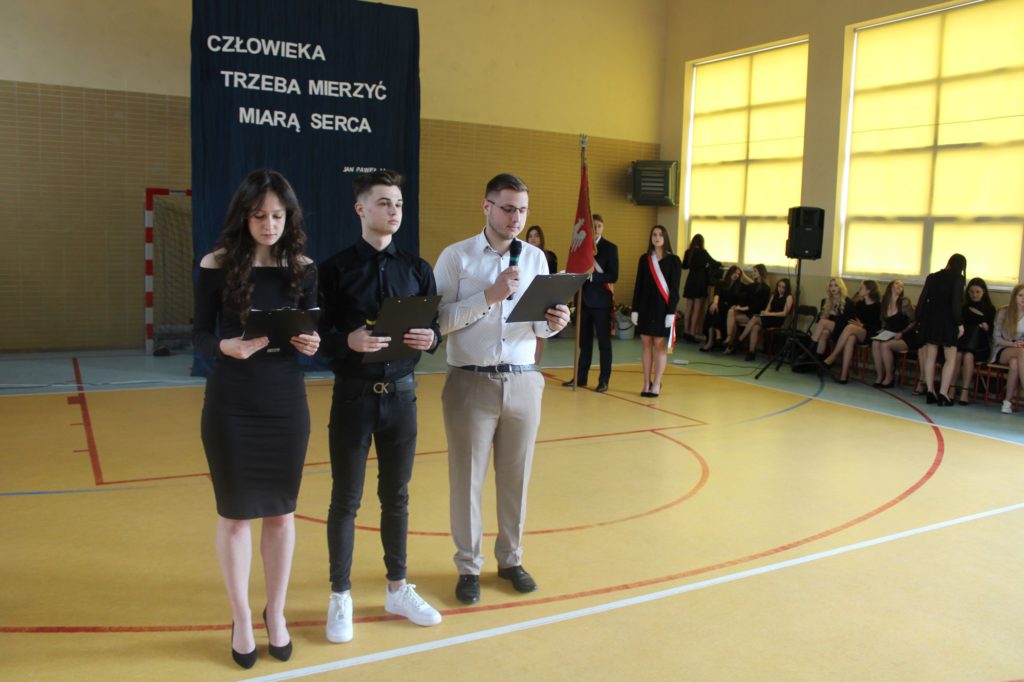 Przewodniczący Samorządu Uczniowskiego składa podziękowanie w imieniu maturzystów.