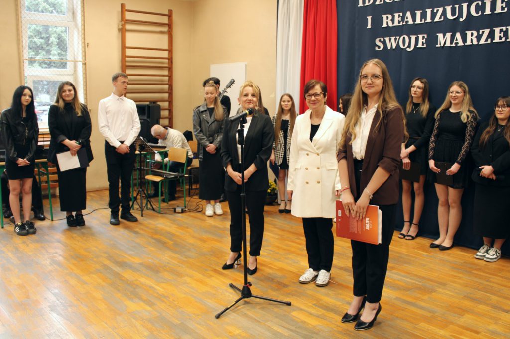 Dyplomy i listy gratulacyjne dla wyróżnionych uczniów