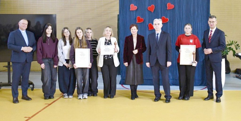 Dyrektor Szkoły Marzena Samborska wraz z przedstawicielami lokalnych władz i wyróżnionymi wolontariuszami