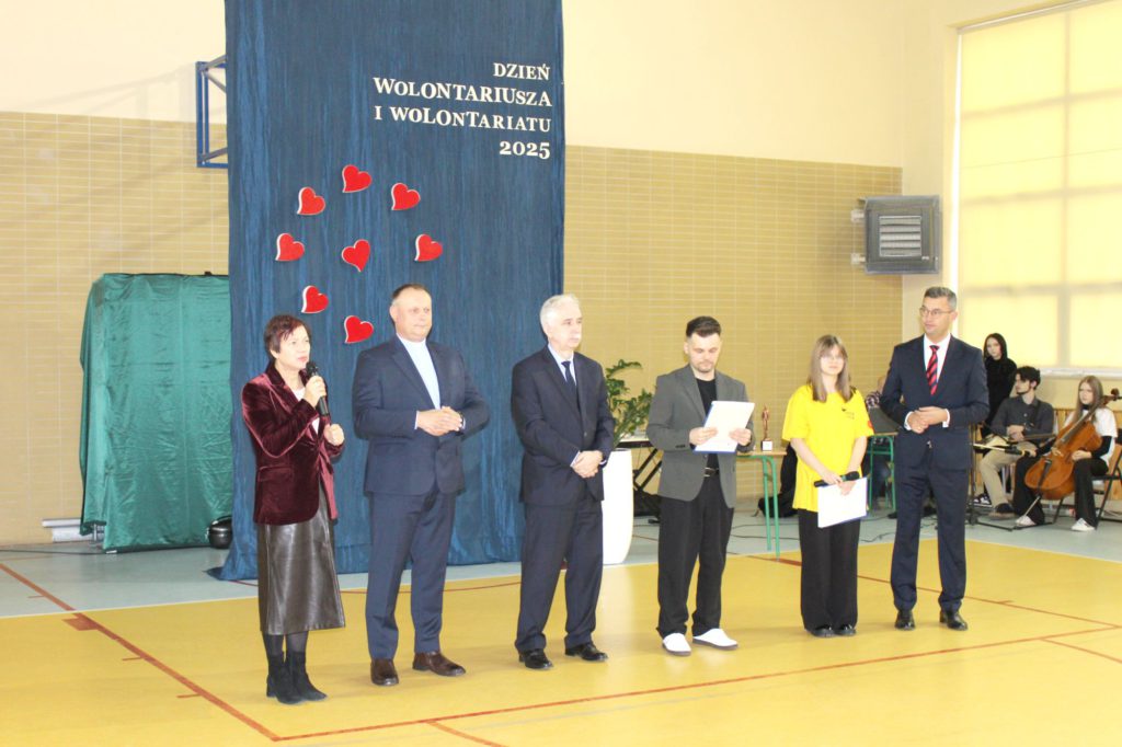 Dyrektor Szkoły Marzena Samborska wraz z przedstawicielami lokalnych władz i instytucji