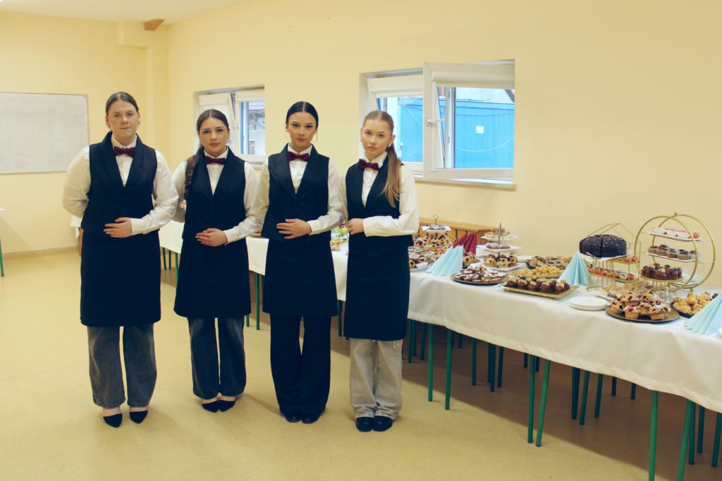 Poczęstunek dla gości przygotowany przez uczennice Zespołu Szkół Nr 1 w Miechowie