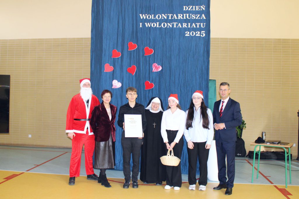 Uczestnicy Szkolnego Koła Wolontariatu „Most Nadziei” wraz z Panią Dyrektor Marzeną Samborską oraz Burmistrzem Gminy i Miasta Miechów Dariuszem Marczewskim