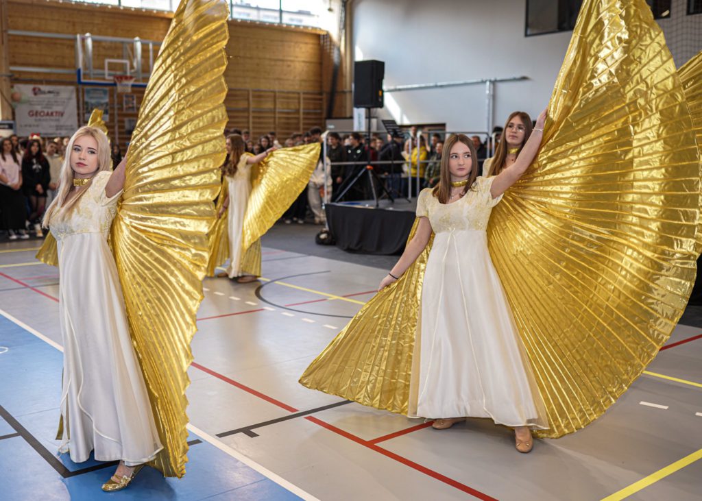 „Są dwie rzeczy, które chcielibyśmy dać naszym uczniom – korzenie i skrzydła.”