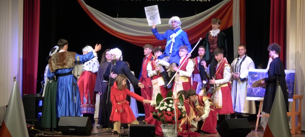 Żywy obraz "Konstytucja 3 Maja 1791 roku" w wykonaniu młodzieży Zespołu Szkół Nr 1 w Miechowie 